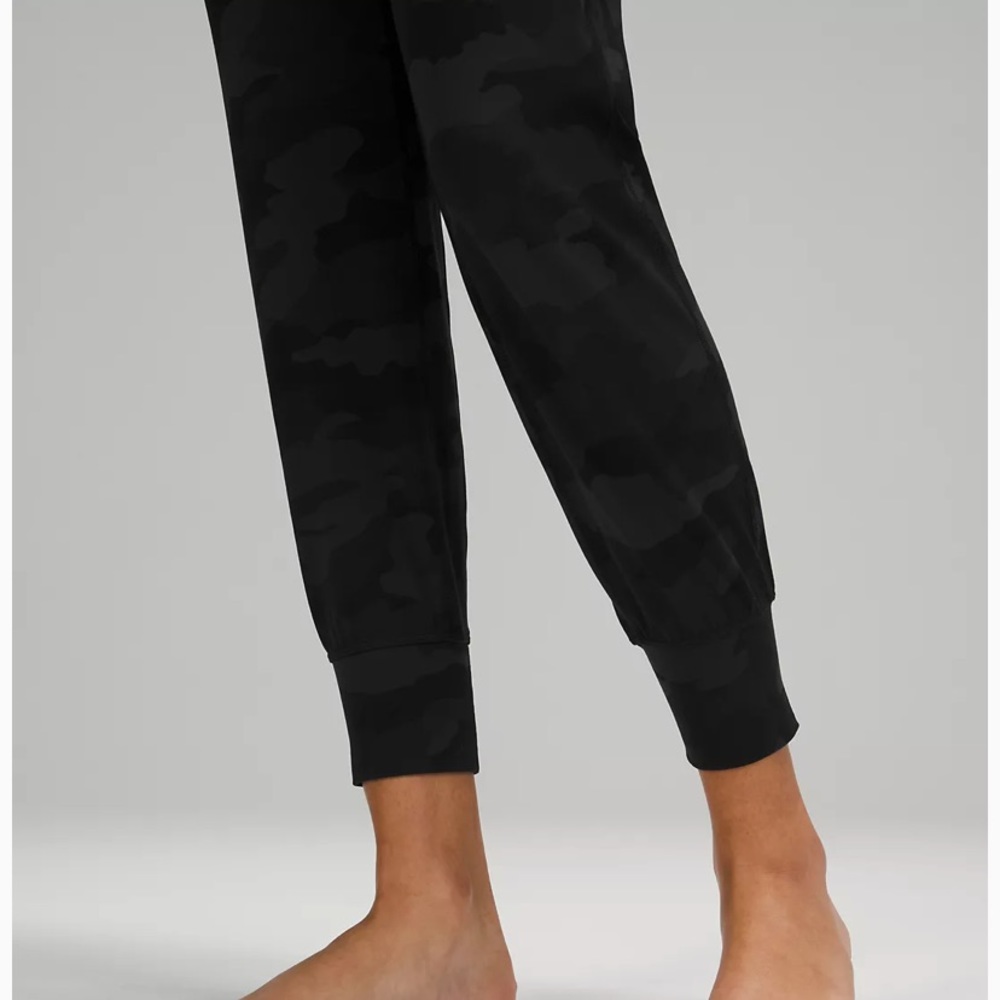 Lululemon Align jogger size 8 in black camo print